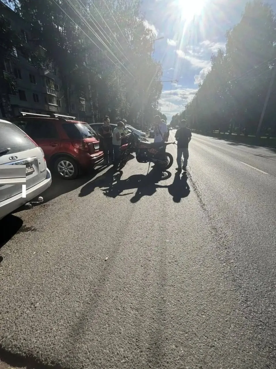 ⚡Мотоциклист попал в аварию и повредил три машины