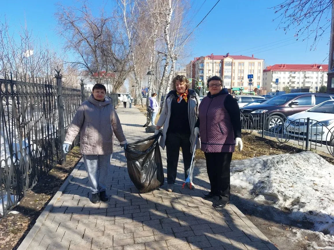 🌳 Коллектив МАОУ СОШ №5 г. Ишима принял активное участие в городской акции «Чистый город»!  Наши пед