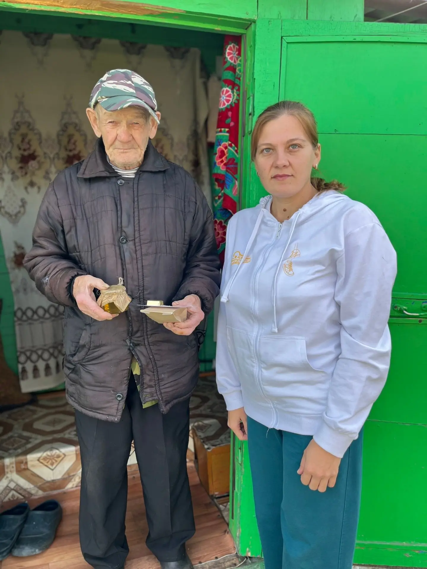 "Факел" яшьләр яшүсмерләр клубы хезмәткәрләре СМУ микрорайонында яшәүче олы яшьтәгеләрн...