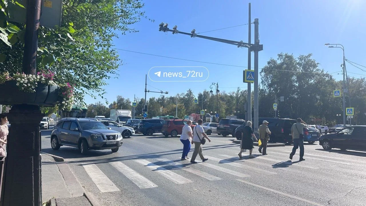 На перекрестке Республики и Холодильной — неразбериха. Не работает светофор. Имейте в в...