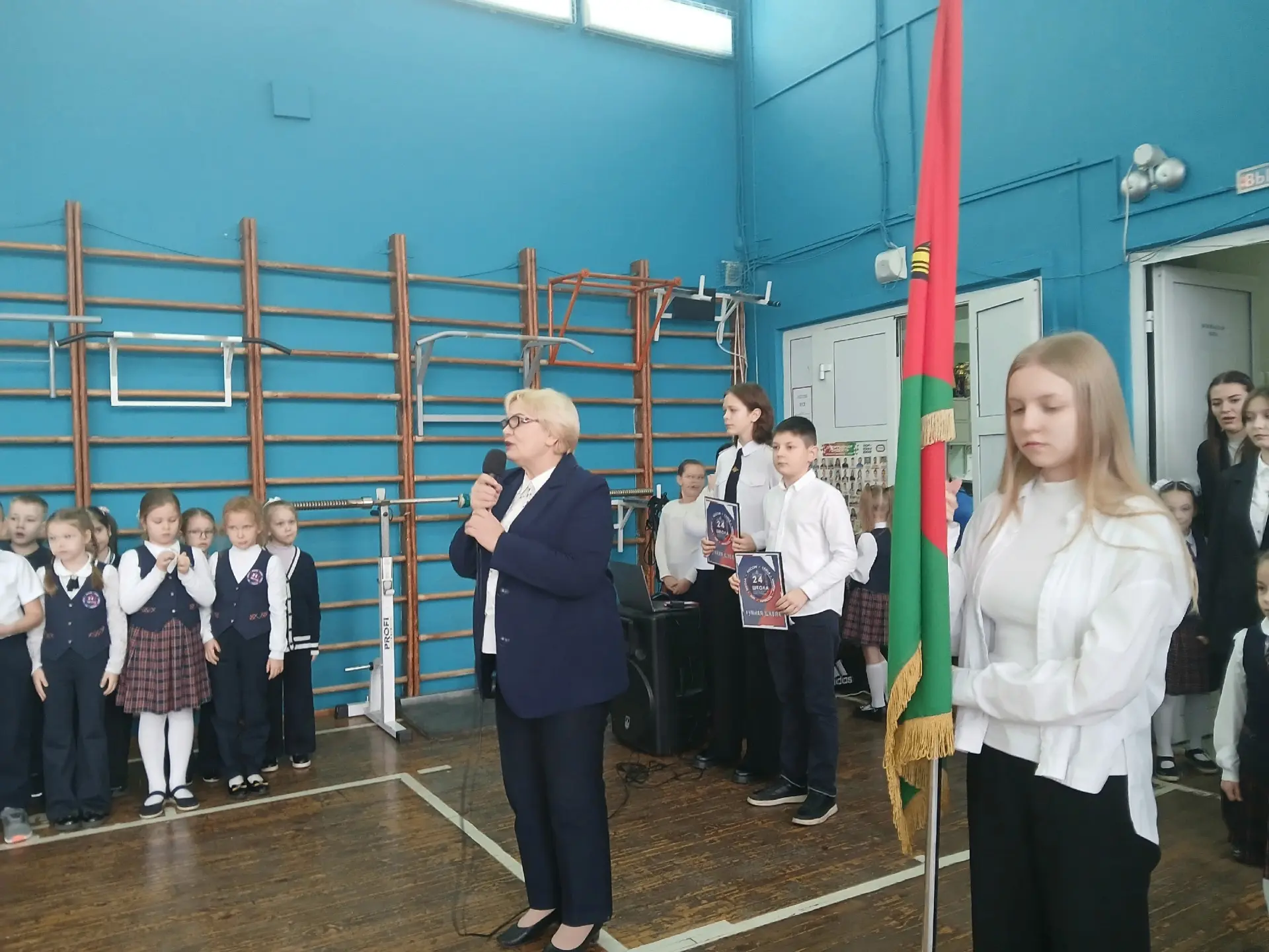 ТОРЖЕСТВЕННАЯ ЛИНЕЙКА В понедельник, 9 декабря, прошла еженедельная, торжественная линейка, посвящён