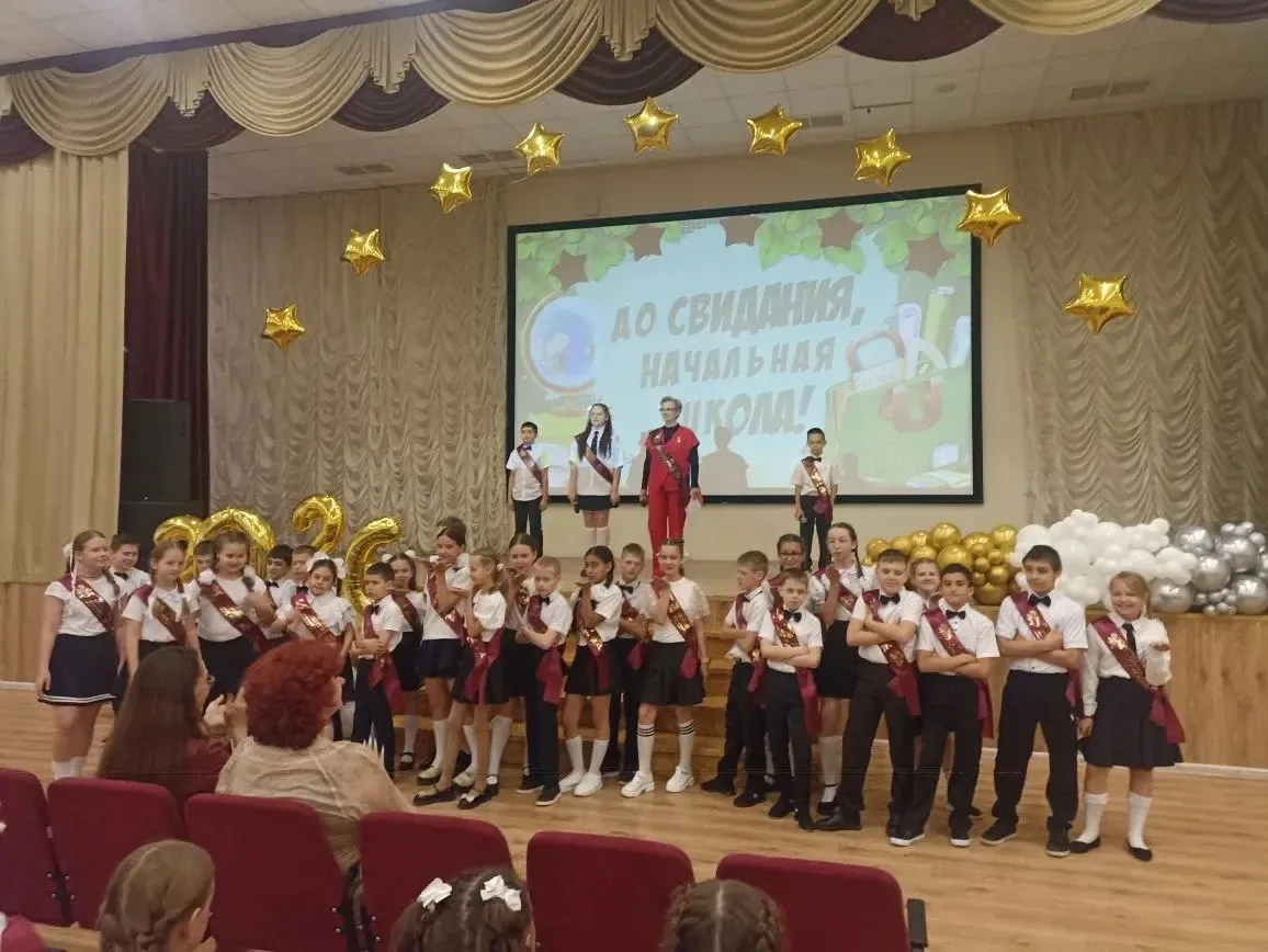 🎓✨ Выпускной в начальной школе: важный шаг во взрослую жизнь! ✨🎓  Сегодня в нашей школе прошло трога