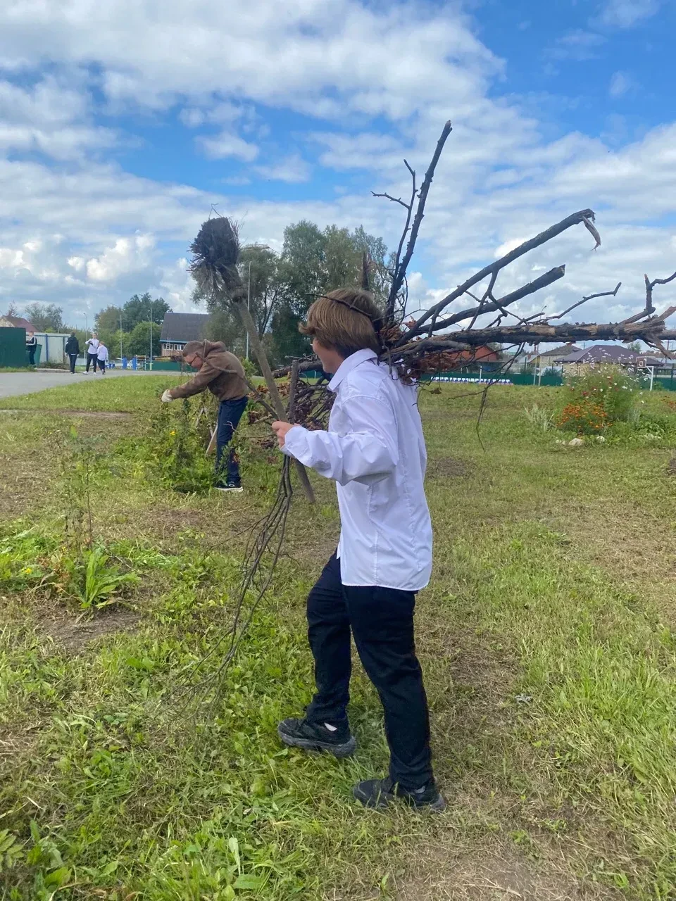 В школе стартовала акция "Наш двор - наша забота"🌿 Второй день обучающиеся школы взяли...