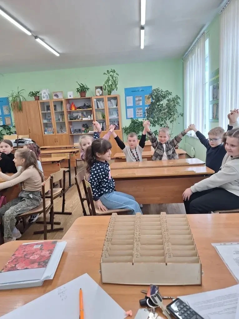 В 1Д классе прошло увлекательное мероприятие — интерактивная игра «Путешествие по сказкам» 📚✨  Ребят