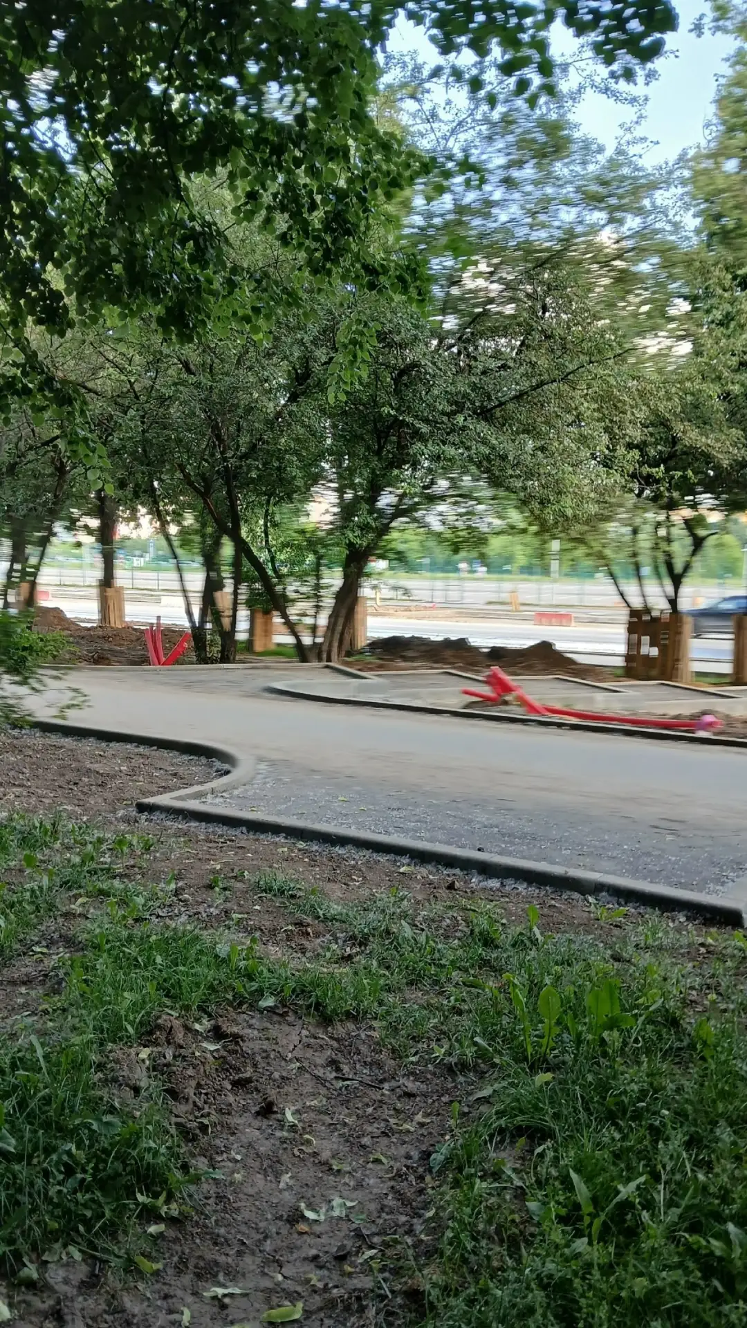 🚧 На Ореховом бульваре в настоящее время ведутся работы по благоустройству территории....