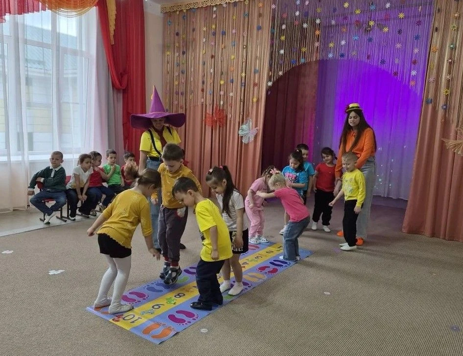 1 июня - МЕЖДУНАРОДНЫЙ ДЕНЬ ЗАЩИТЫ ДЕТЕЙ!!!!
Дети, будто бы ромашки🧒🧑🧑‍🦱
На пестреющем лугу,🌸🌼