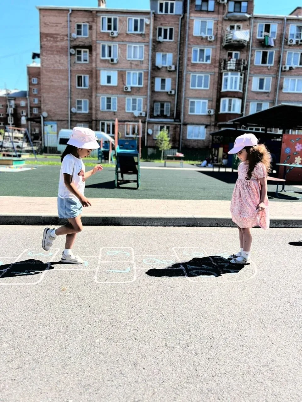 ☀️ Спорт на прогулке: наши маленькие чемпионы! 🏅

Сегодняшний день на свежем воздухе у ребят из ста