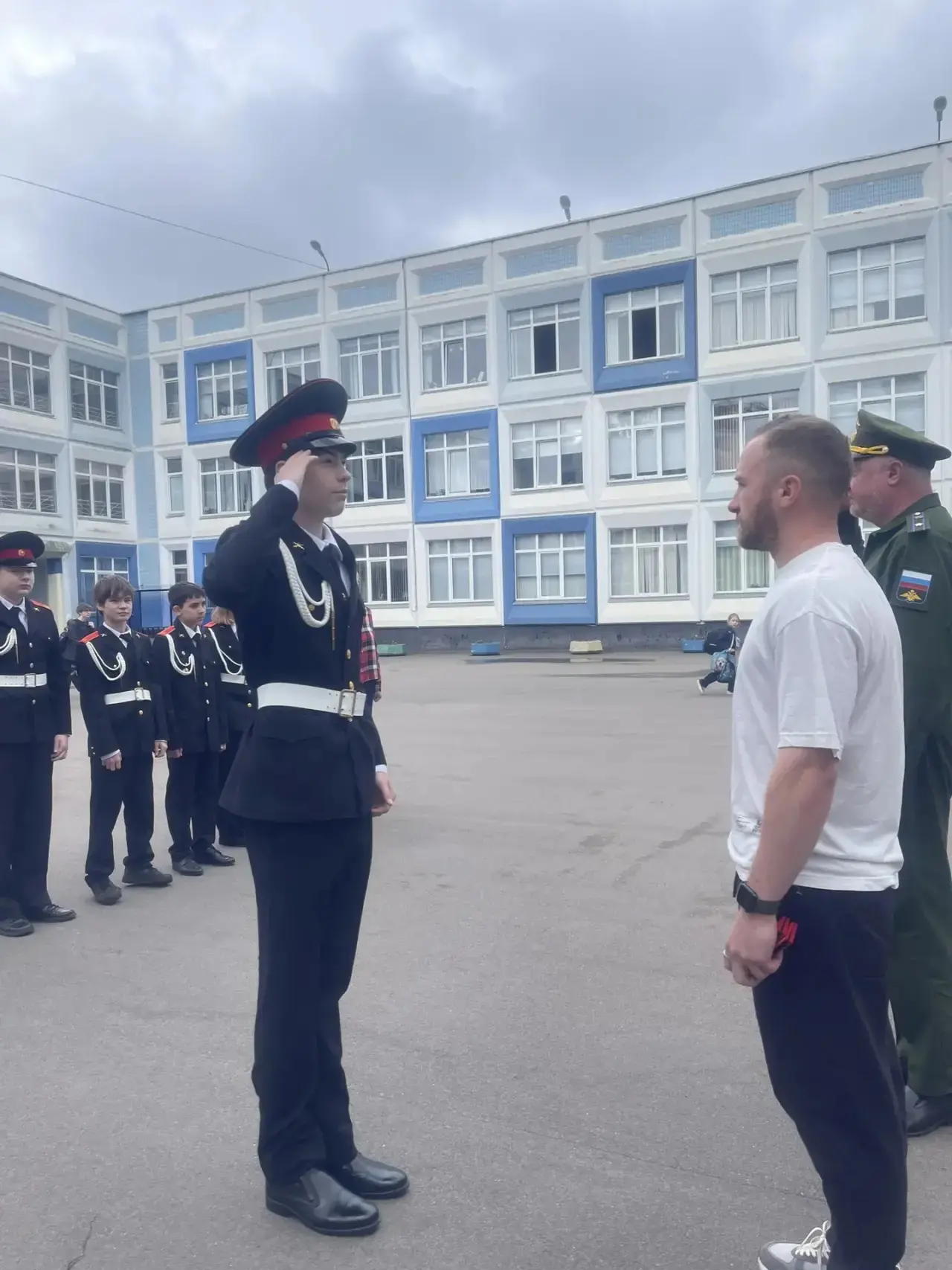 🇷🇺 Понедельник начинается с традиций  В нашей школе новая учебная неделя традиционно началась с торж