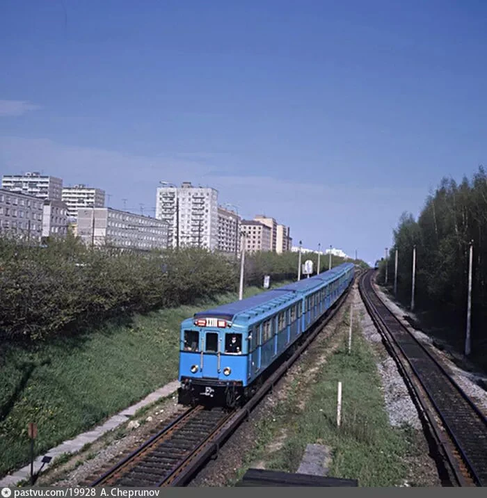 Состав из вагонов типа Б на перегоне «Первомайская» — «Измайловская» 1973