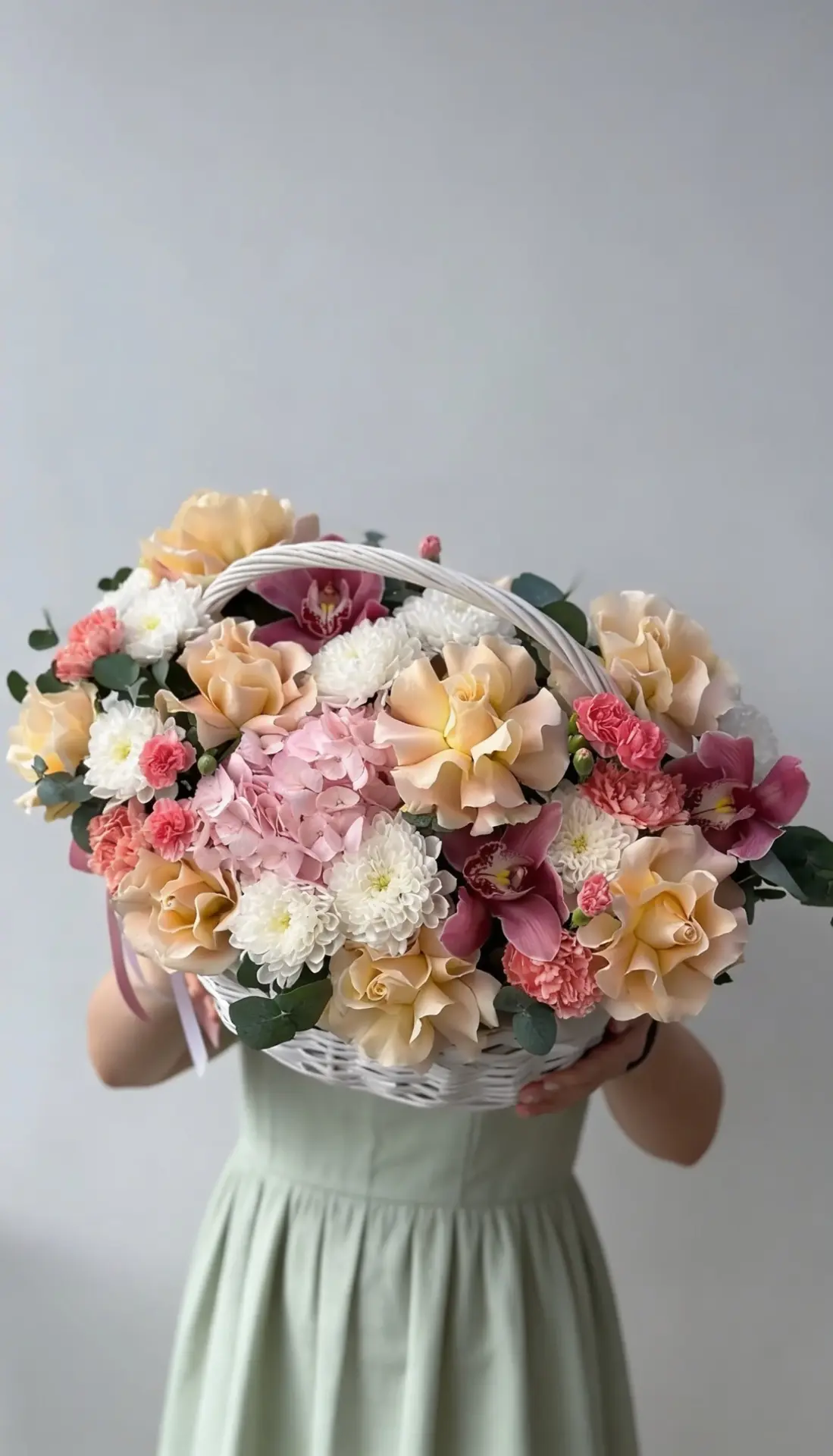 А так же одна нежная средняя композиция с французскими розами  🌸