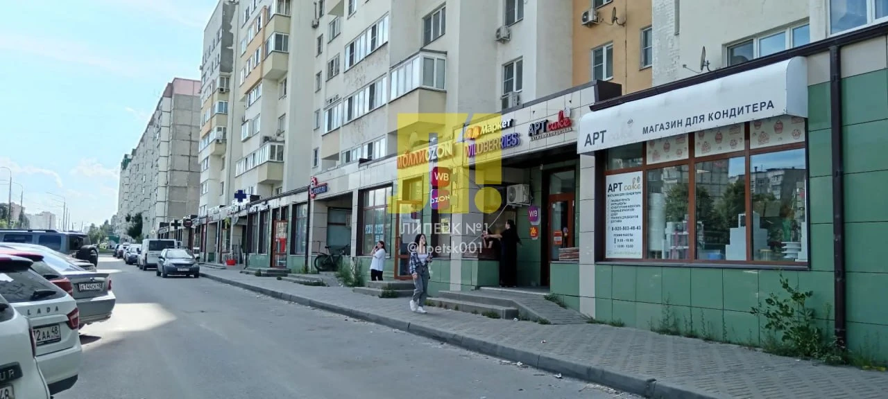 На мусор в городе жалуются читатели:

«Ул. Стаханова, 8А. Ряд магазинов, офисов, аптек смотрят на пр