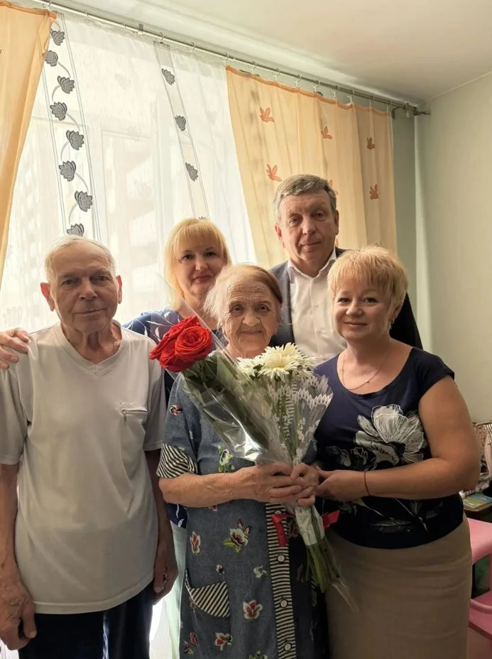 В день Медицинского работника главный врач Дмитриев Владимир Анатольевич с коллегами поздравил нашег