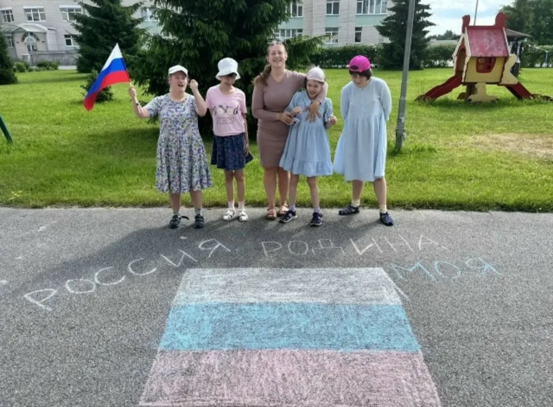 Сегодня в День России наши девочки с Общего отделения водили хоровод с флажками и шарик...