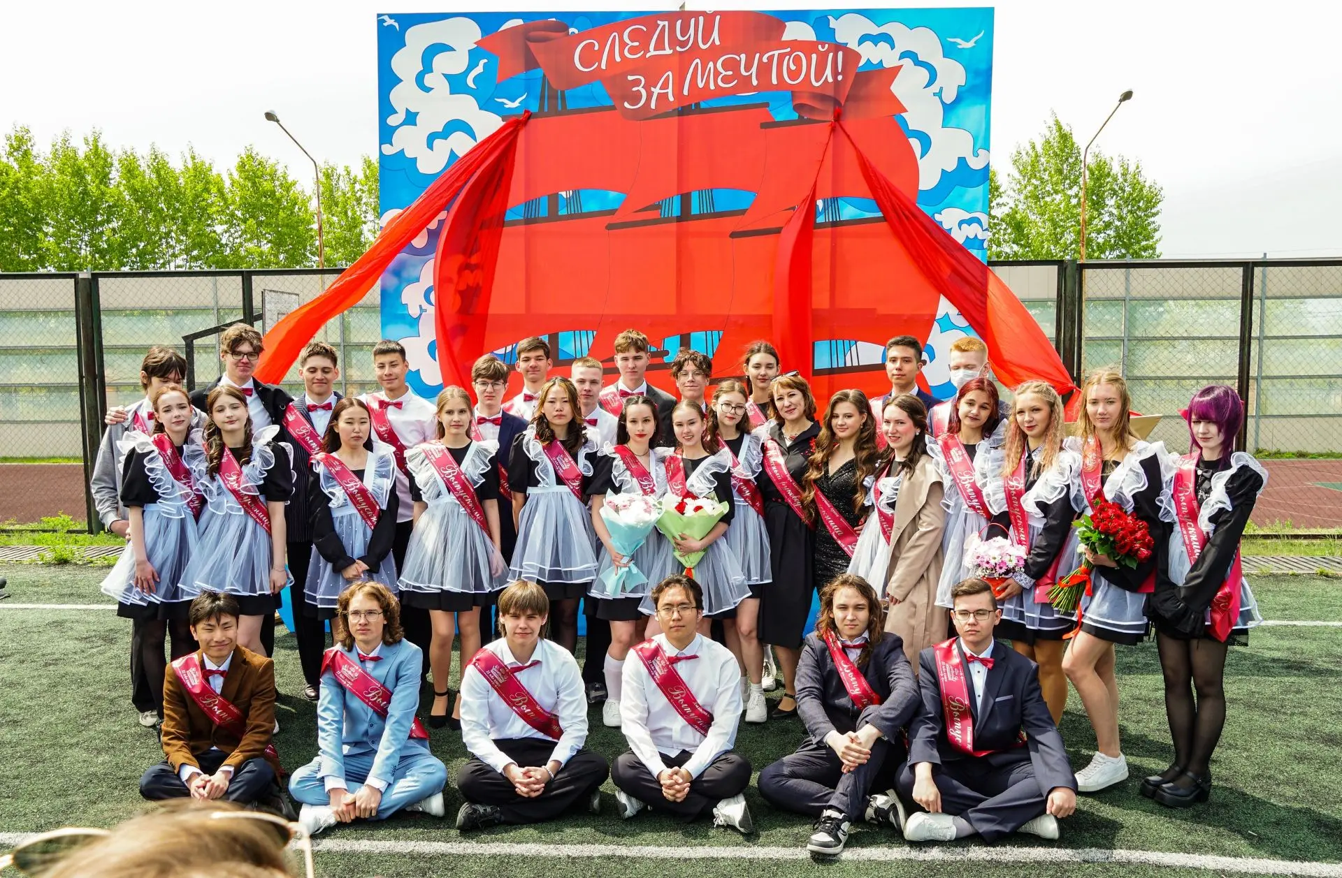 🎉 Торжественно и трогательно прошёл последний звонок для 81‑го выпуска нашей любимой 65‑й школы!  ❤️