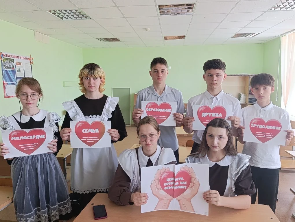 Сегодня в нашей школе прошла торжественная линейка, посвящённая началу новой учебной не...