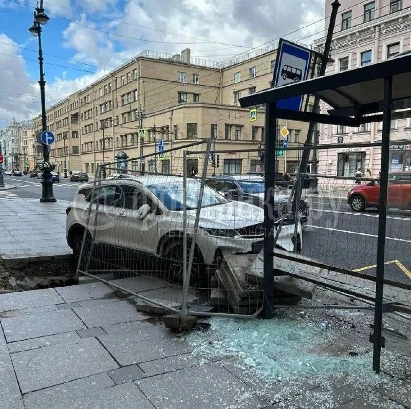 🫣Машина влетала в автобусную остановку на перекрестке Невского проспекта и Полтавской ...