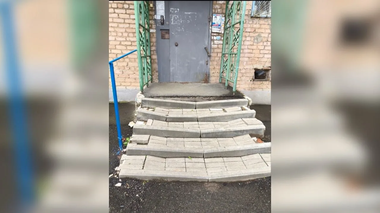 Ступени пошли волной: В Оренбурге в одном из домов разваливается вход в подъезд