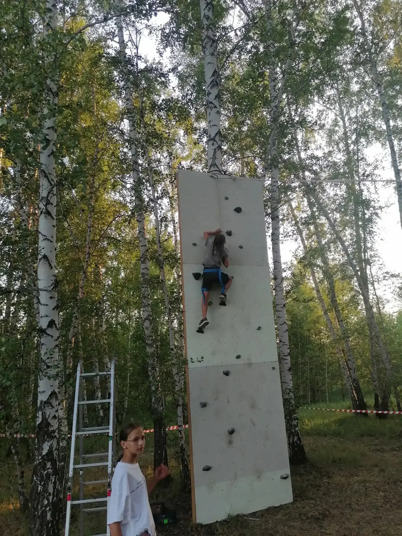 🧗‍♂️ Выше только звёзды: скалолазание посреди леса!
В палаточном лагере «Дорожный лабиринт» кипят н