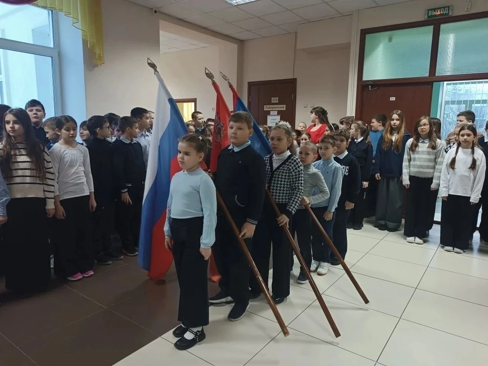 ✨ С  началом новой учебной недели!  Сегодня в лицее прошла традиционная линейка по выносу Государств