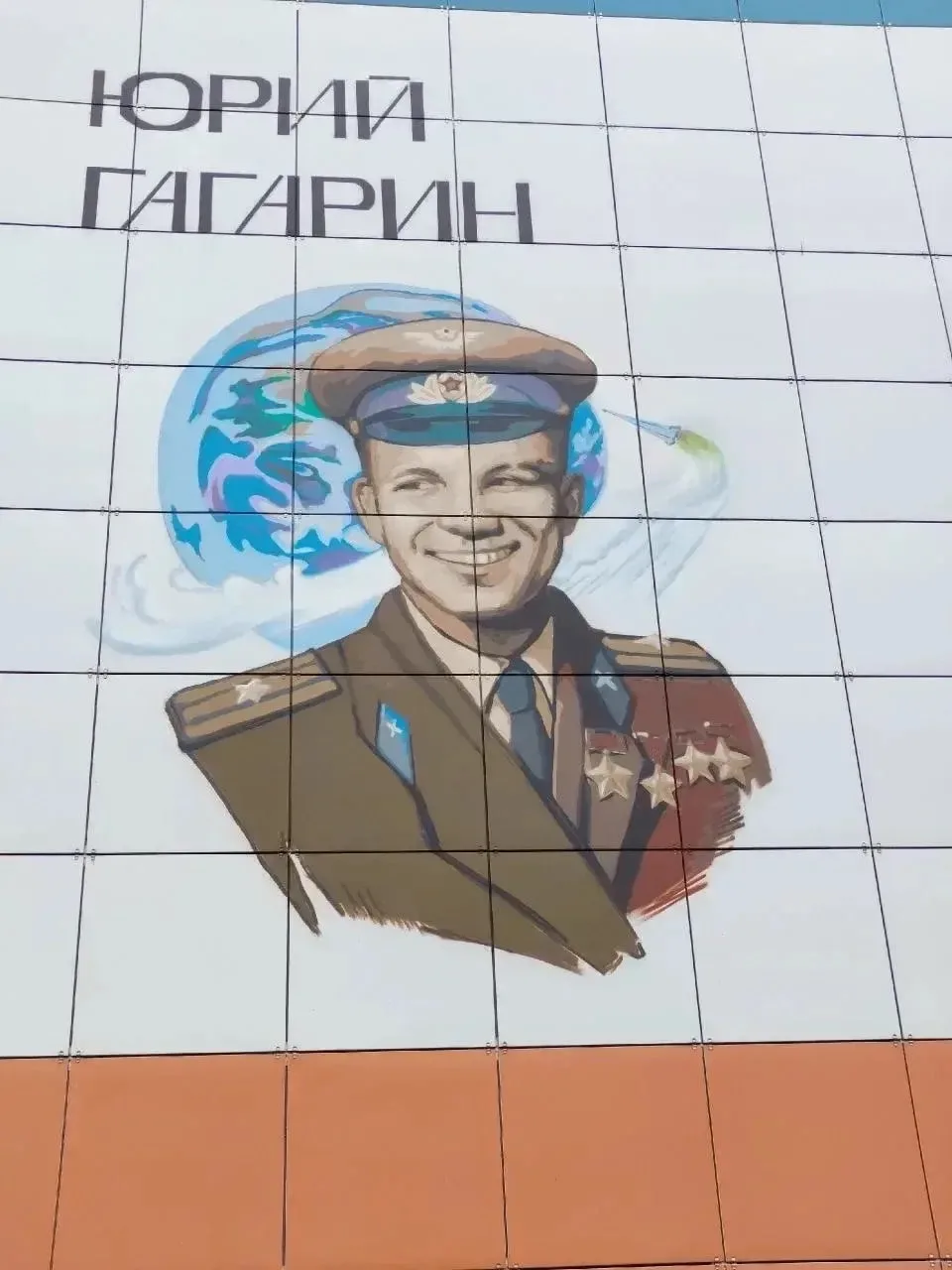 🎨 Фасад школы в Балабанове украсили муралами  На одной стене балабановской школы №5 изображен почетн