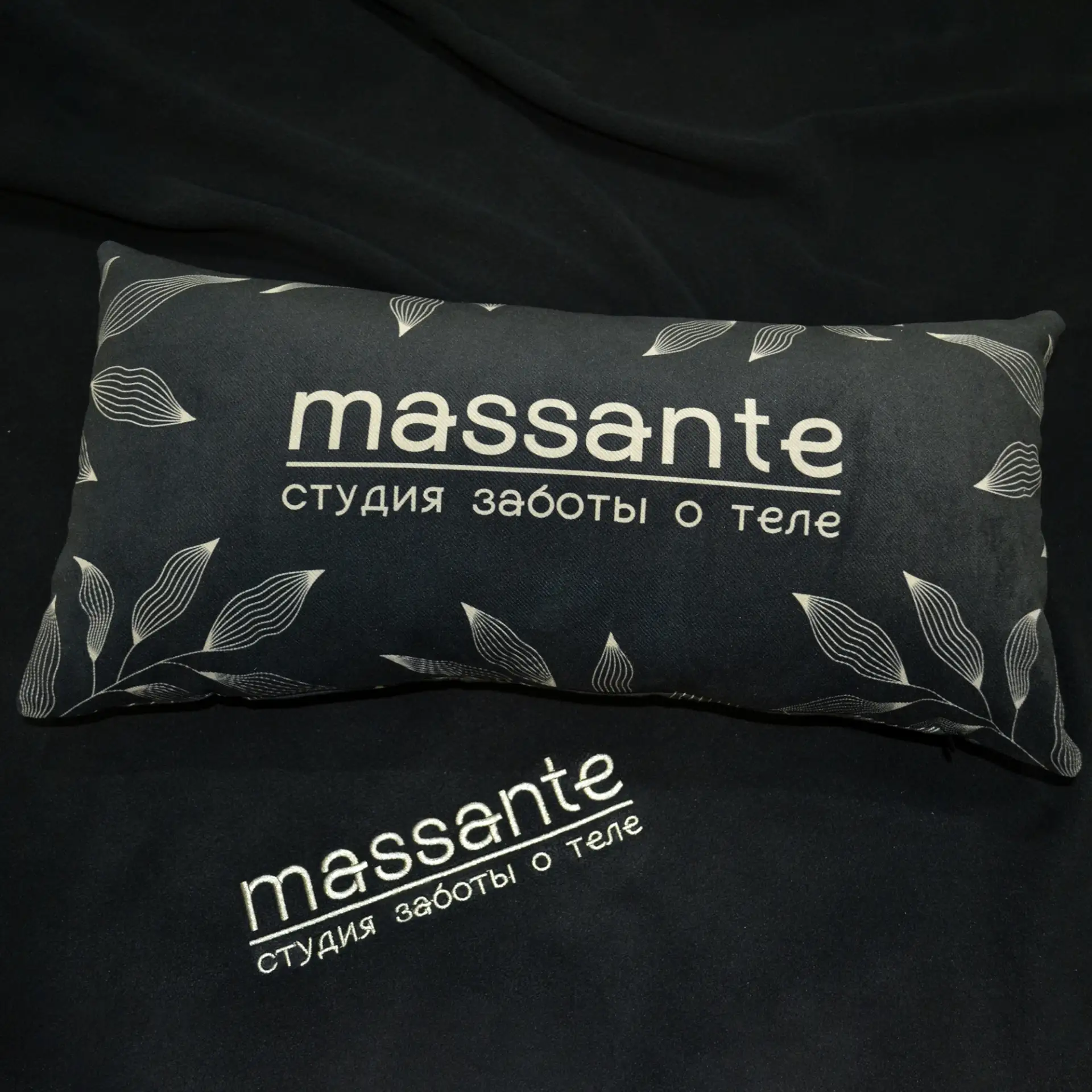 На фото — результат нашей работы для студии заботы о теле massante.
Мы создали мерч, который хочется