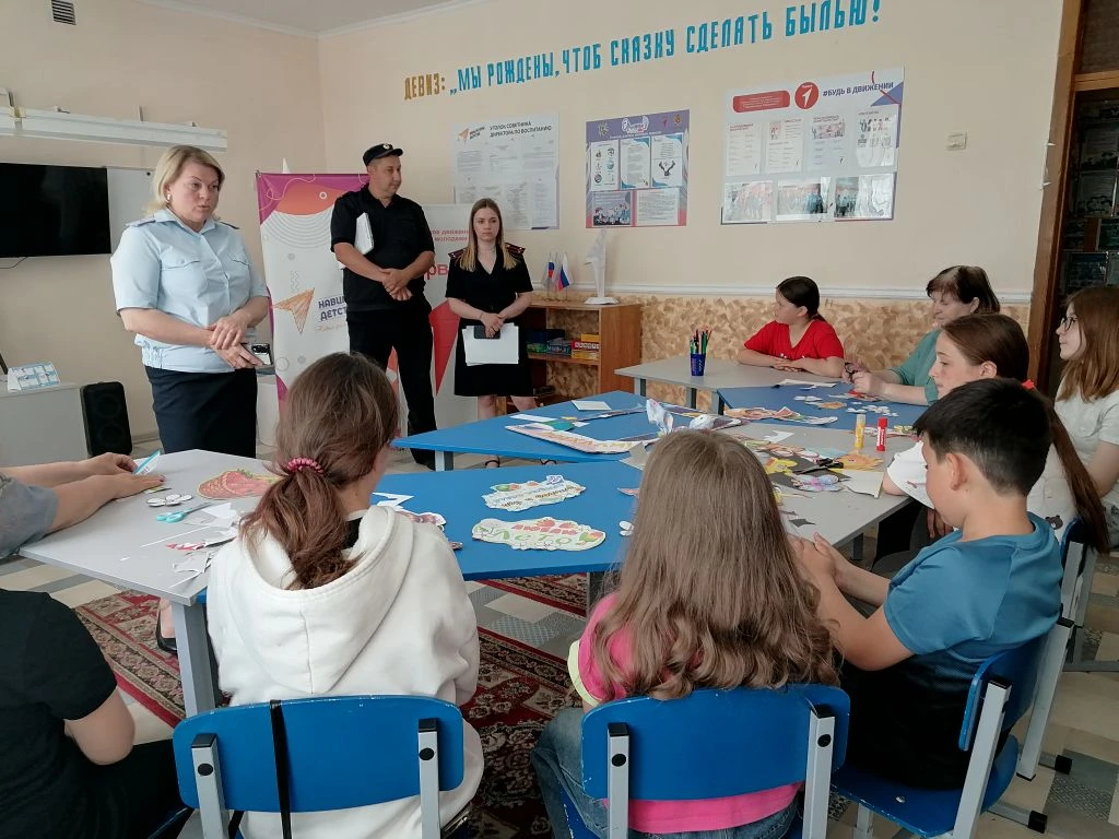 🚸 Сотрудники полиции провели профилактические беседы с детьми в пришкольном лагере