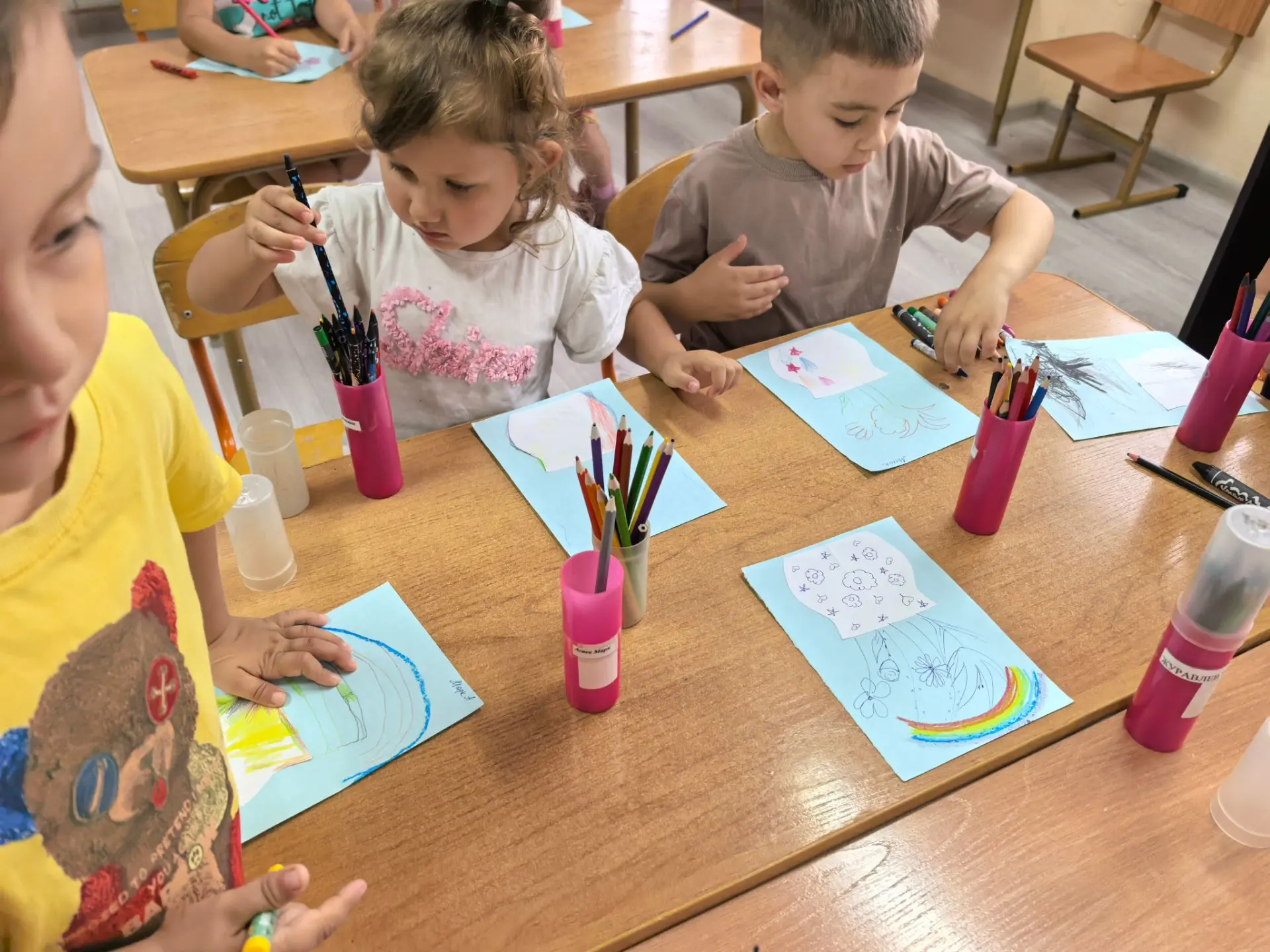 🎉 День радуги в разновозрастной группе! 🎉

Сегодня наши ребята творили с особым вдохновением! 🎨✨ 