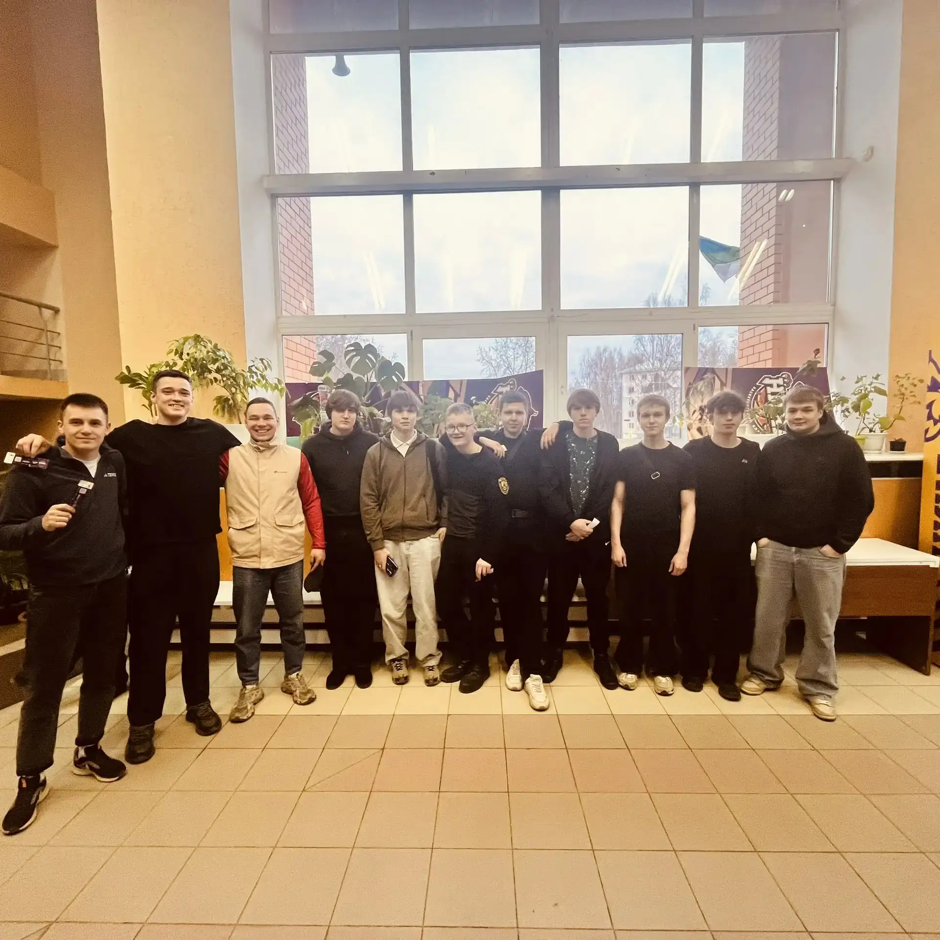 Студенты групп 102, 332, 205 и 408 под руководством преподавателя физической культуры Рочева Кирилла