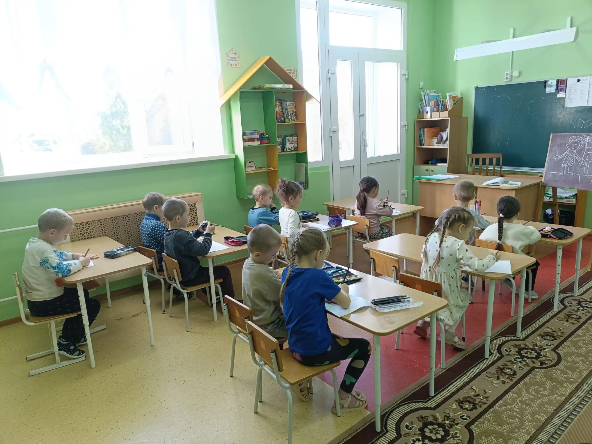 В старшей группе "Пчёлки" прошло рисование "Идет дождь".