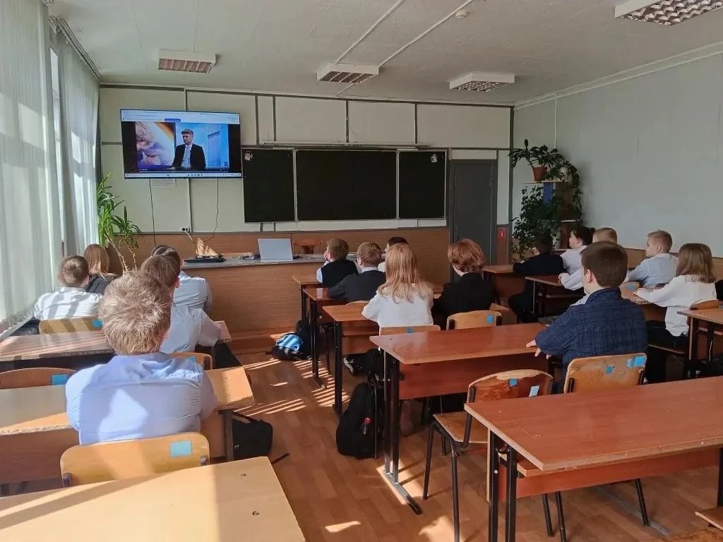 «Поехали»!- с этого легендарного слова начался первый понедельник после каникул в классах.🪐Дети вмес