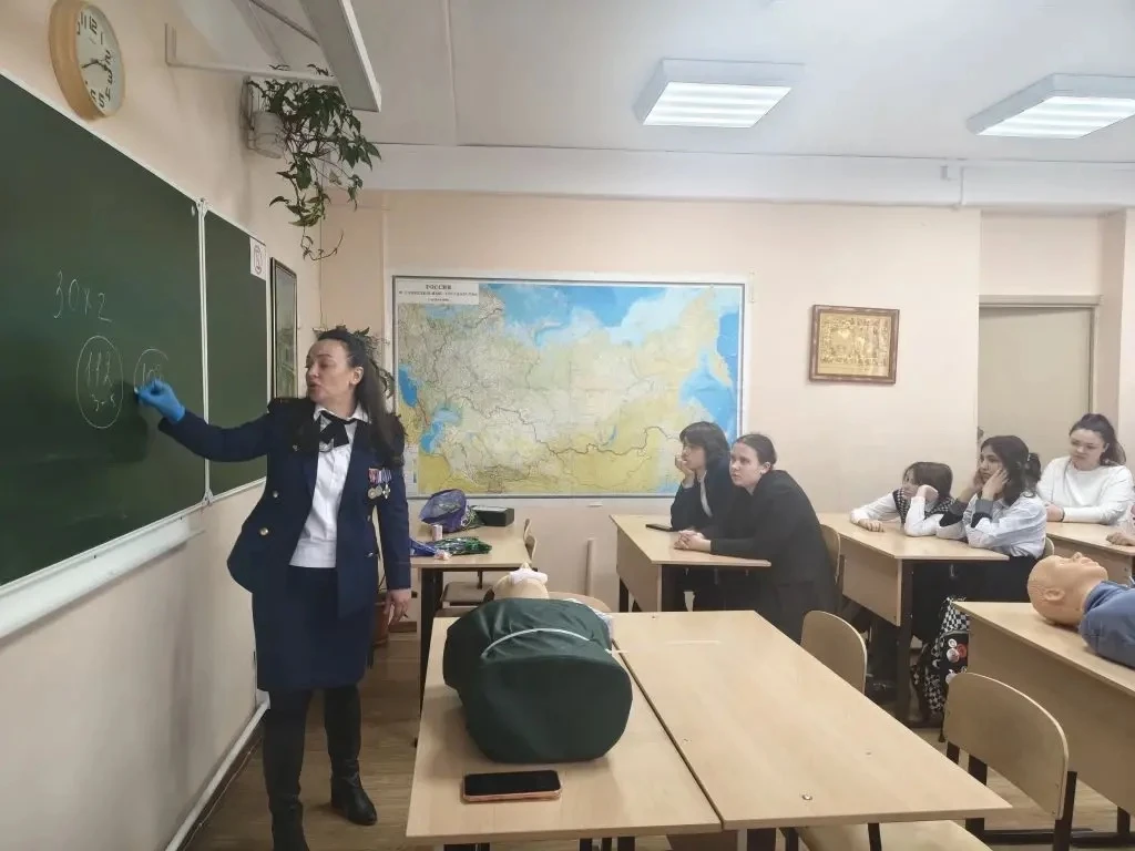 Начальник организационно-массового отдела Анна Андреевна Васильева провела уроки безопасности в  3д 