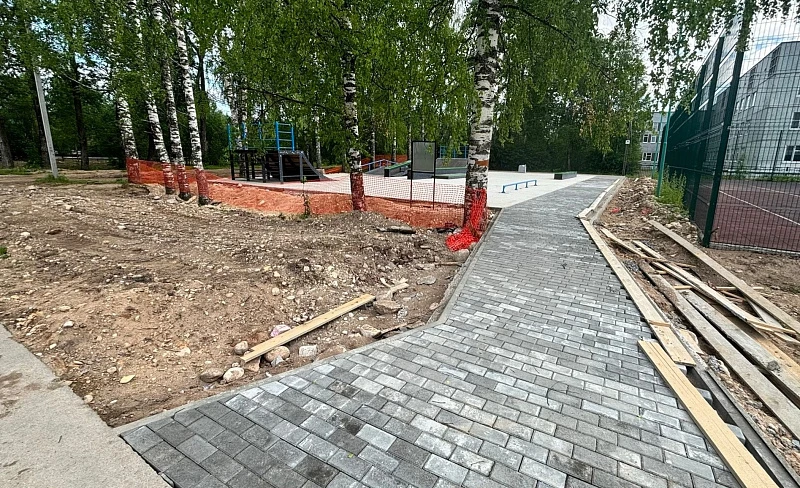 В Плесецке продолжается благоустройство пространства в районе школы №1🌿

Преображение общественной 