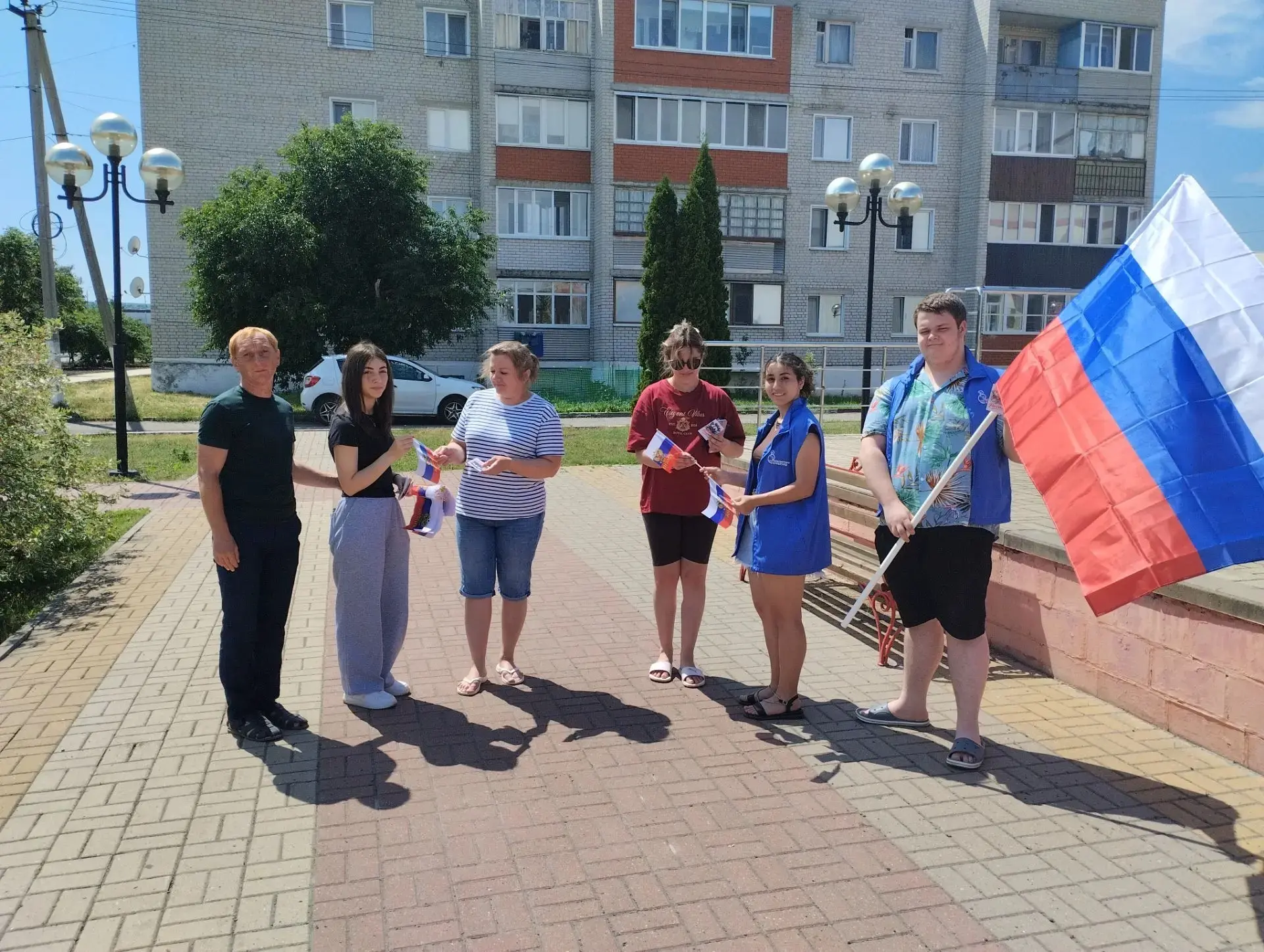 Сегодня, в этот особенный день, волонтёры культуры провели поздравительную акцию «Родин...