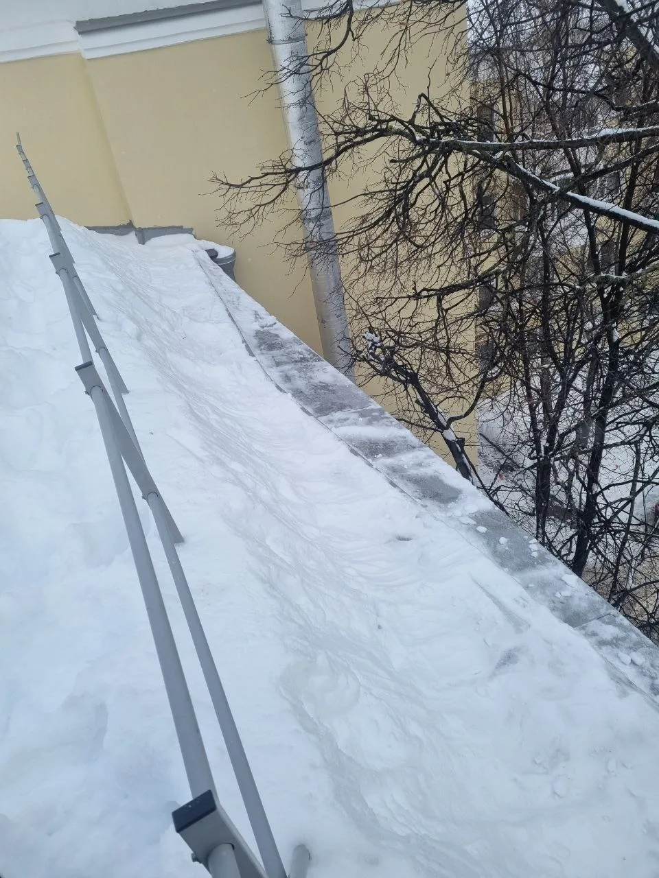 Очистка кровель от снега и сосулек регулярно проводится Домоуправляющей компанией Нижегородского рай