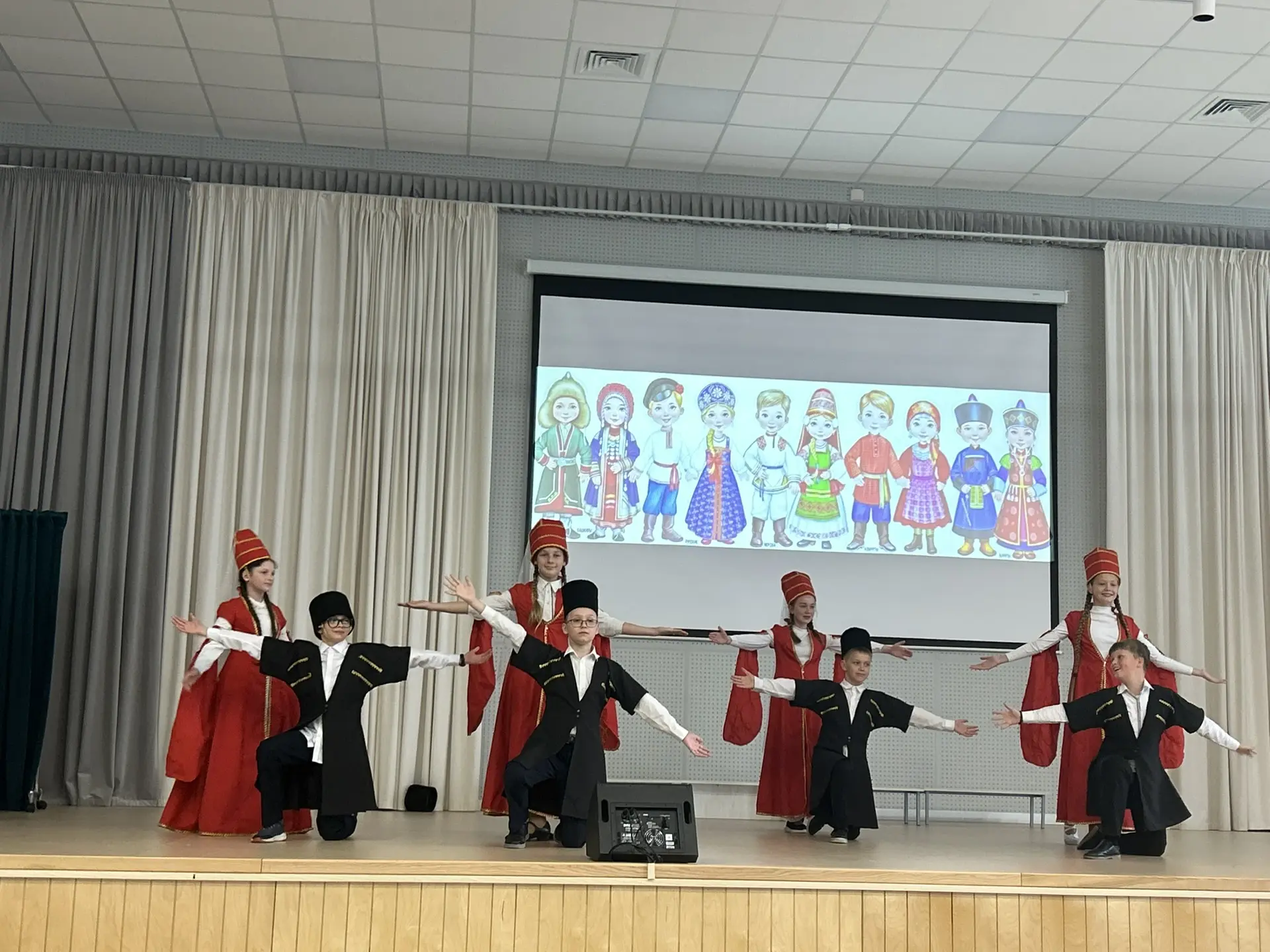 ✨ Завершающий аккорд начальной школы на фестивале «В дружбе народов — единство России»! ✨  Ярким фин