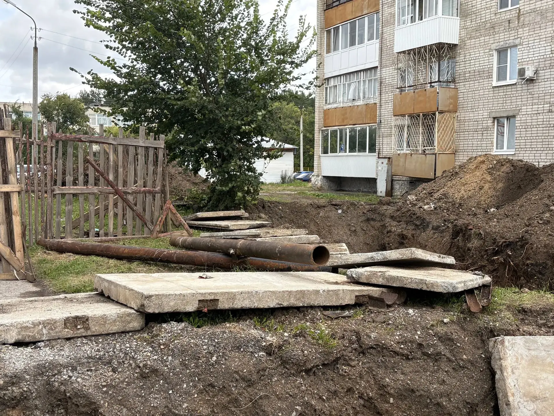 Сегодня подрядчик продолжит капремонт участка сети  горячего водоснабжения на  улице Св...