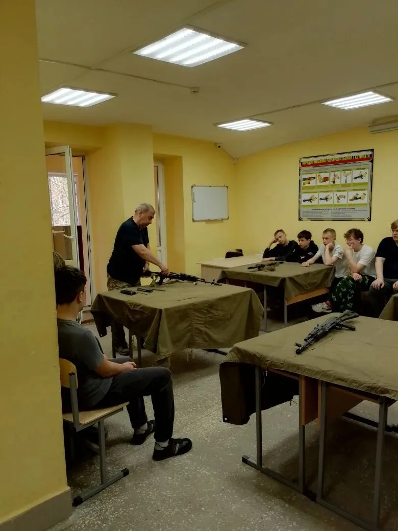 ⭐Будни идут, а наши восьмиклассники в  военно-патриотическом центре Авангард. ☝️  🇷🇺 Ребята познаком