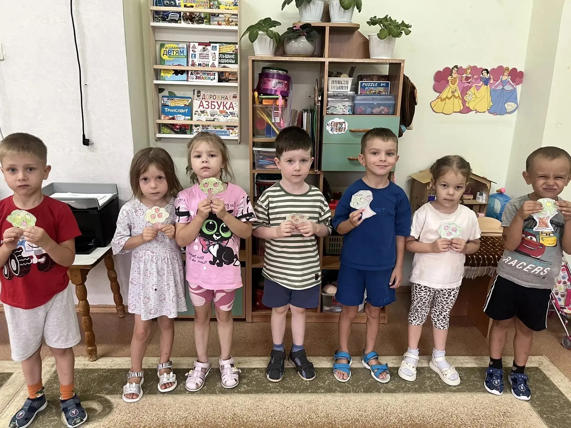 Вот висит на ветке колобок,