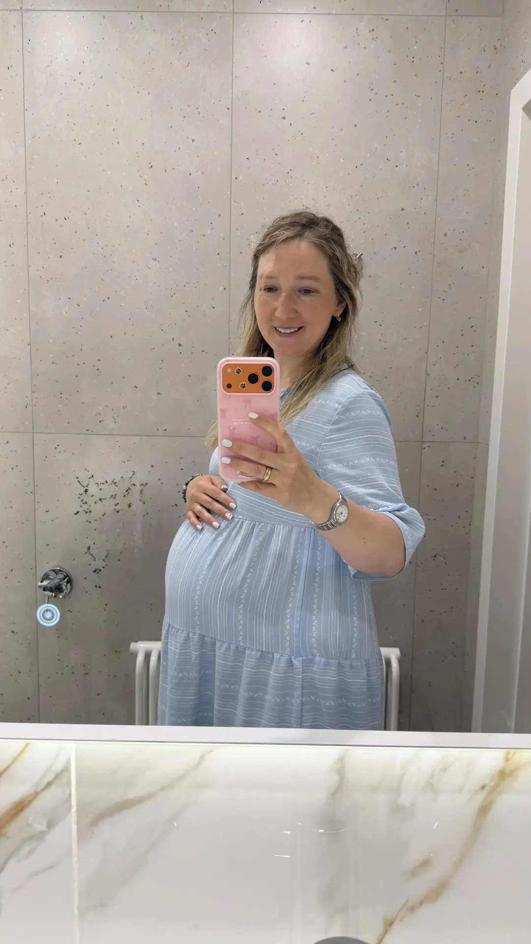 Друзья, я всё еще тут с пузожителем 🤰🏼Надеюсь на днях будем уже держать его на руках🐥