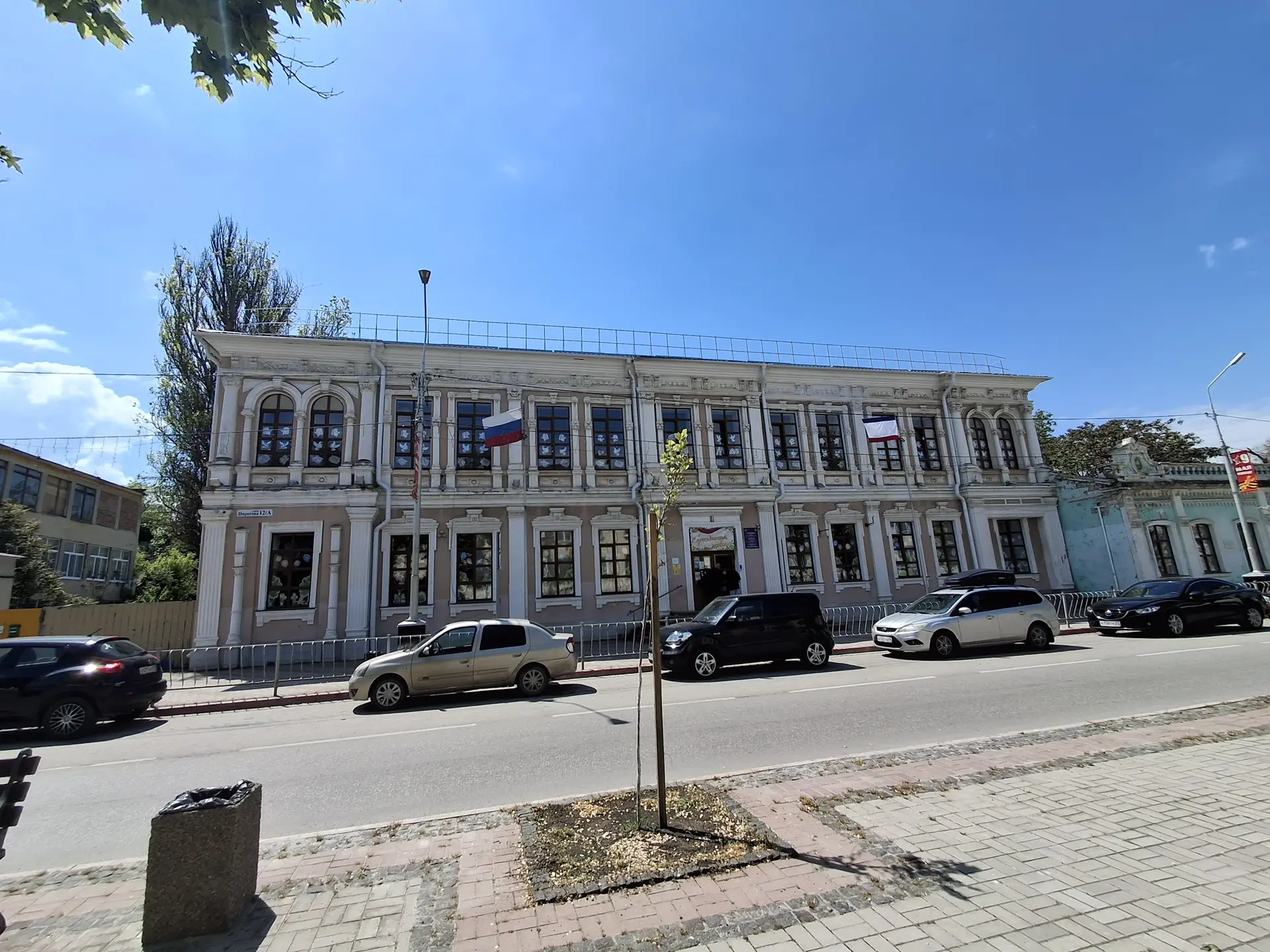 Морская школа, конец XIX- начало XX вв.
Республика Крым, г. Керчь, ул. Пирогова, 12-а, литер «А».
 
