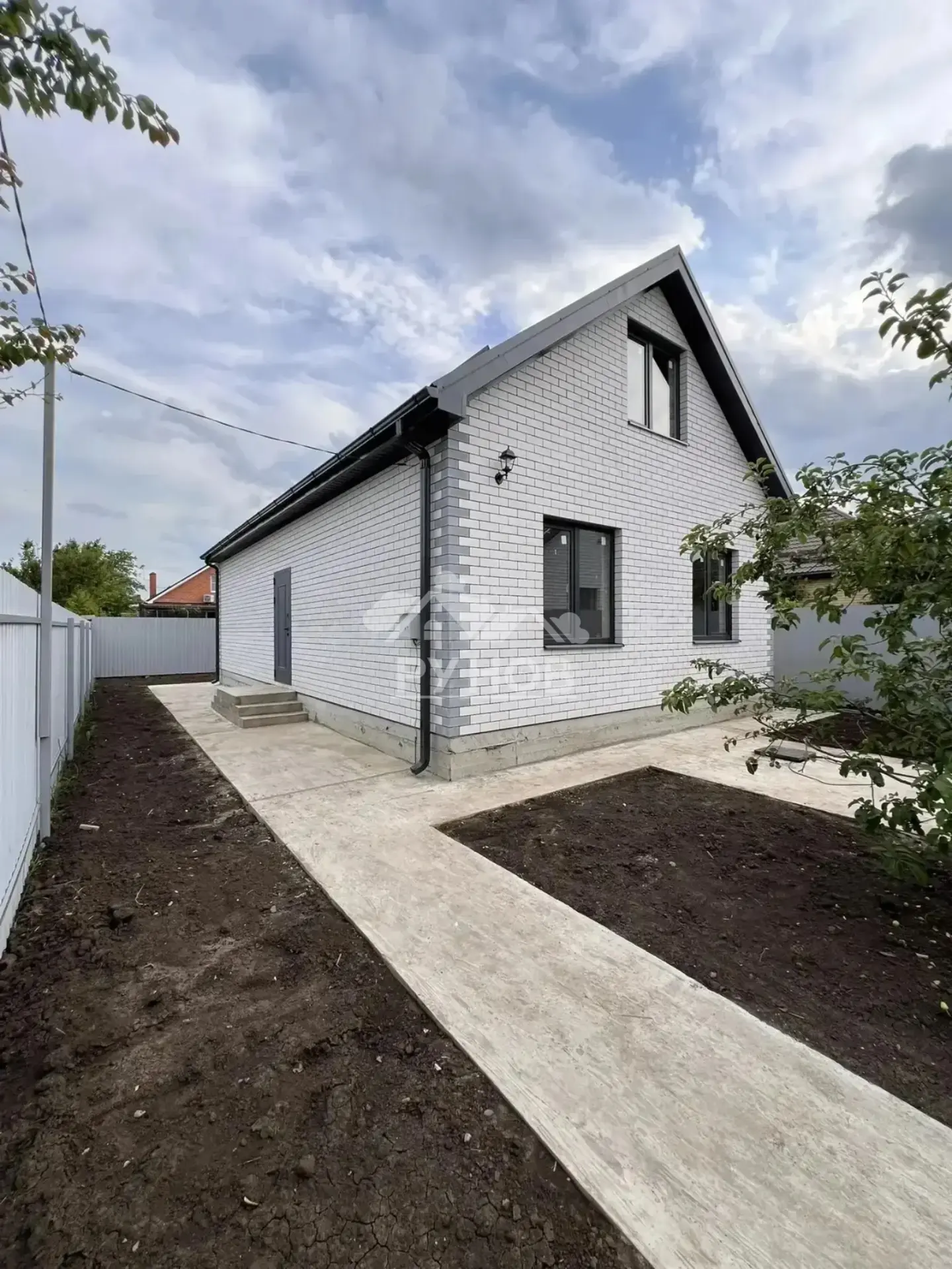 ✔️г. Краснодар, Ейское шоссе  
🏠Дом 80 м2 (2 спальни, кухня-гостиная, санузел) + мансарда 45 м2 
✅У