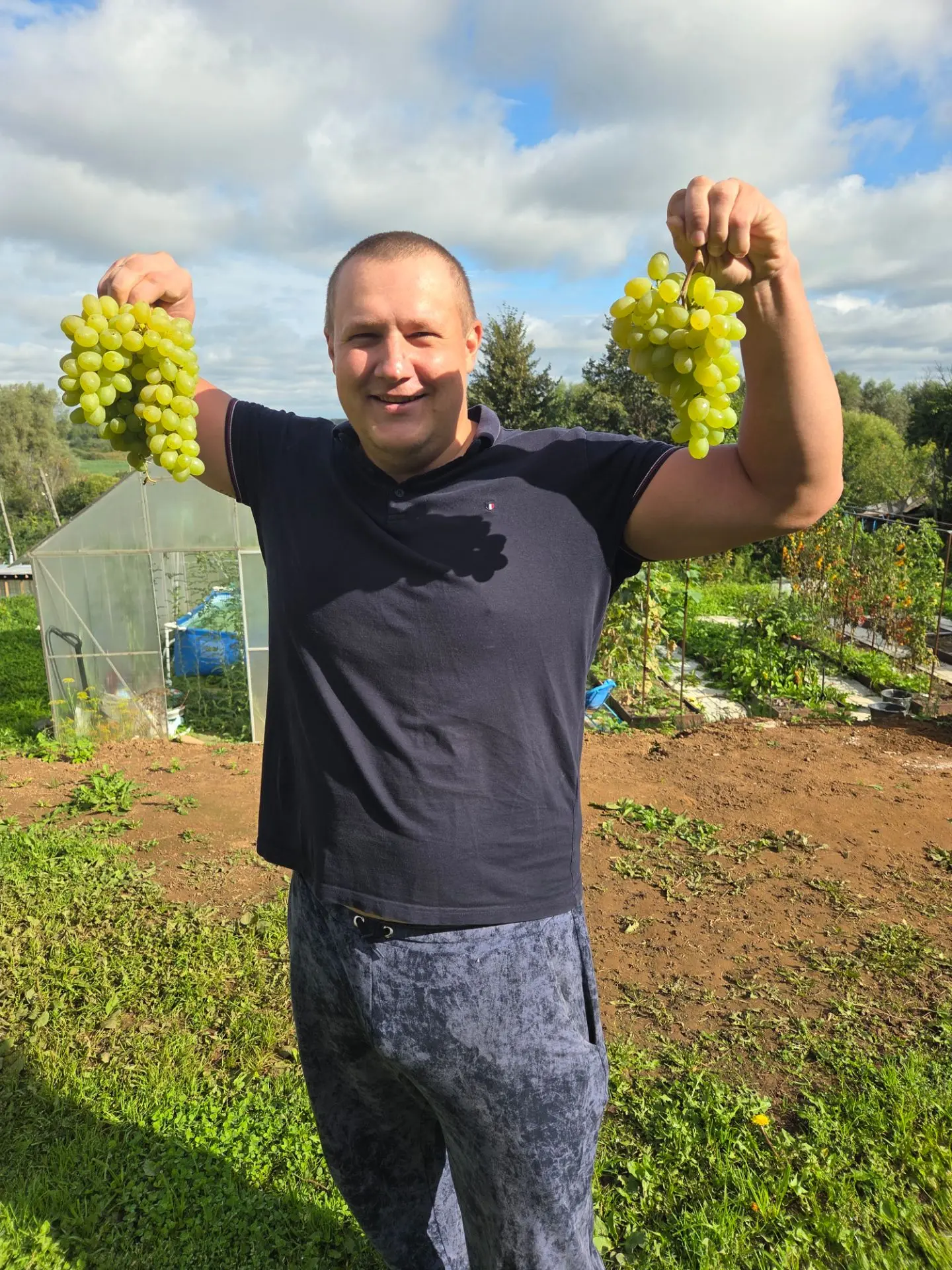 Наконец то мы дождались момента когда можно собрать виноград 🍇  До чего же он сочный и...