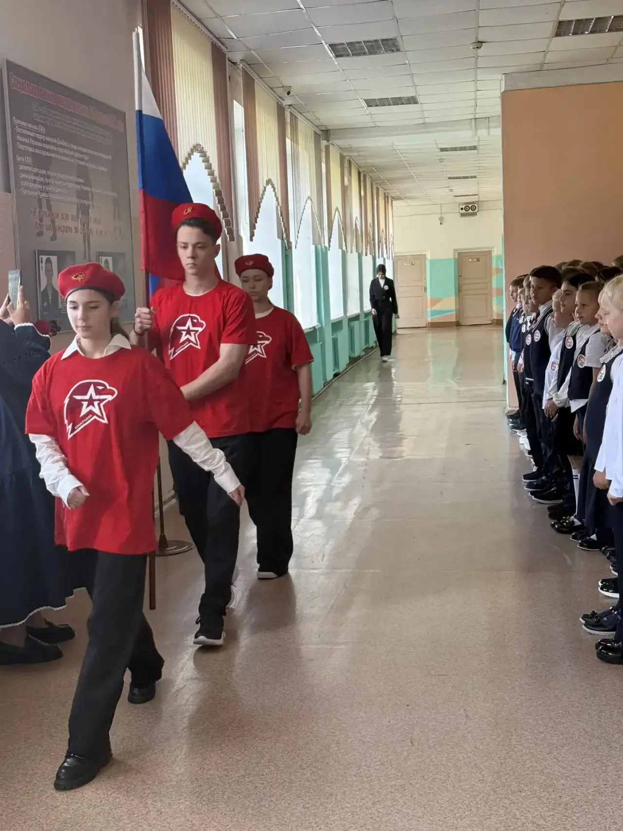 🔔 Утро понедельника началось с большой школьной линейки!