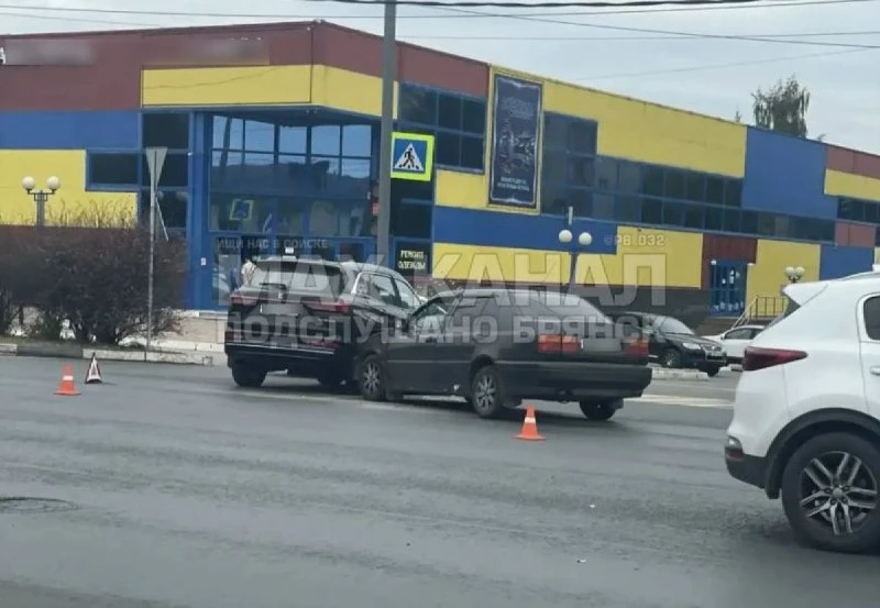 🚗 Две иномарки столкнулись у брянского Таксопарка