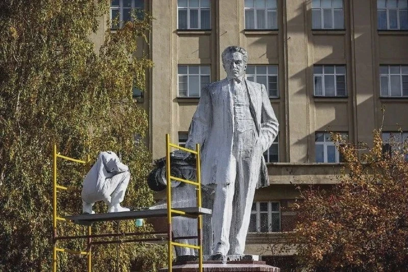 🎪 Клоуны отмыли памятник архитектору Крячкову