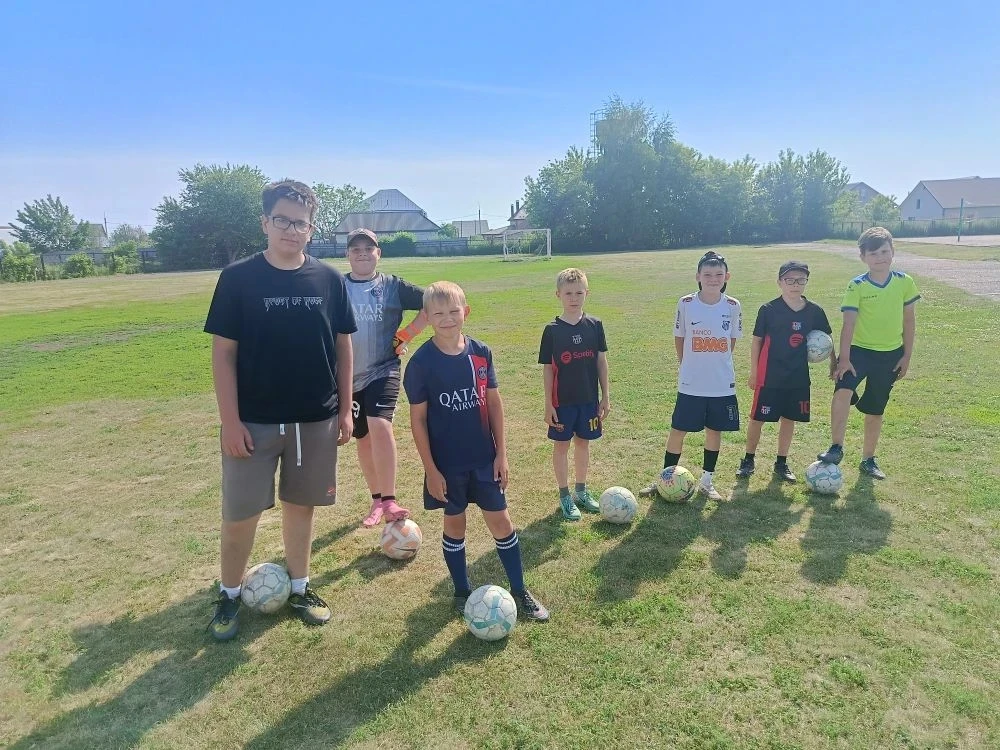 Больше, чем игра: как спорт объединяет! ⚽️ 🇷🇺

В преддверии Дня России на нашем школьном стадионе 