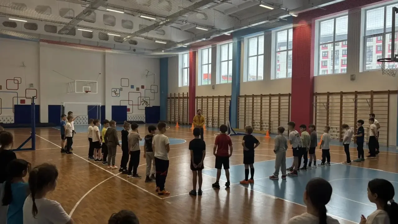 🎉 Весёлые старты среди 4-х классов! 🏃‍♂️🏃‍♀️  Сегодня в школьном отделении №2 прошло яркое спортивно