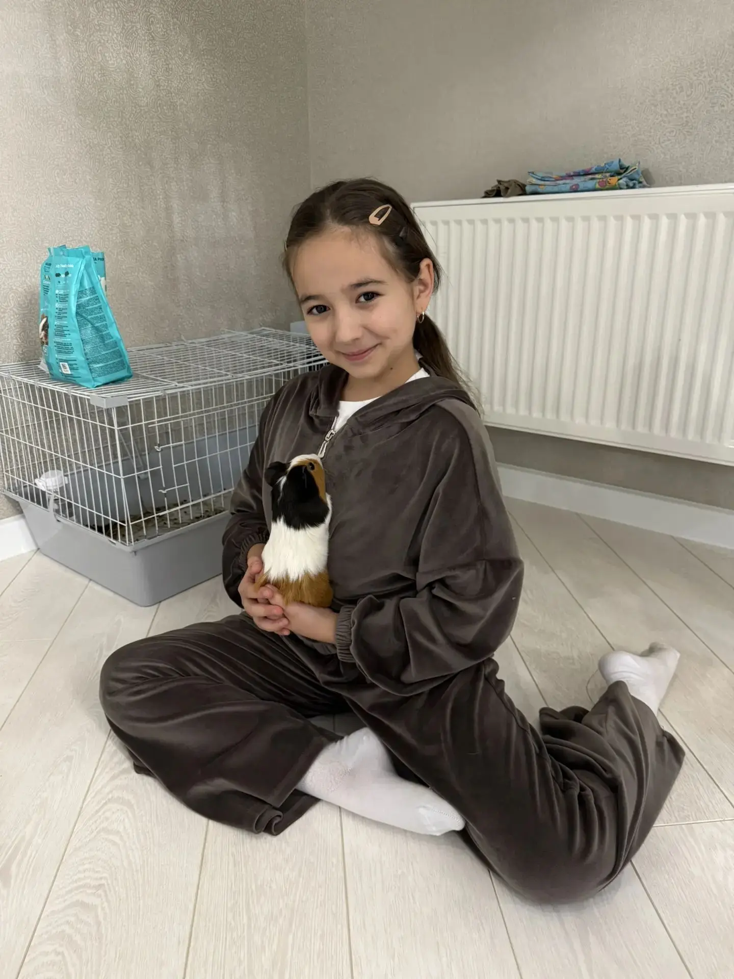 Это моя морская свинка, её зовут Муня. Ей 1 годик, она любит морковку и ещё яблоки и тр...
