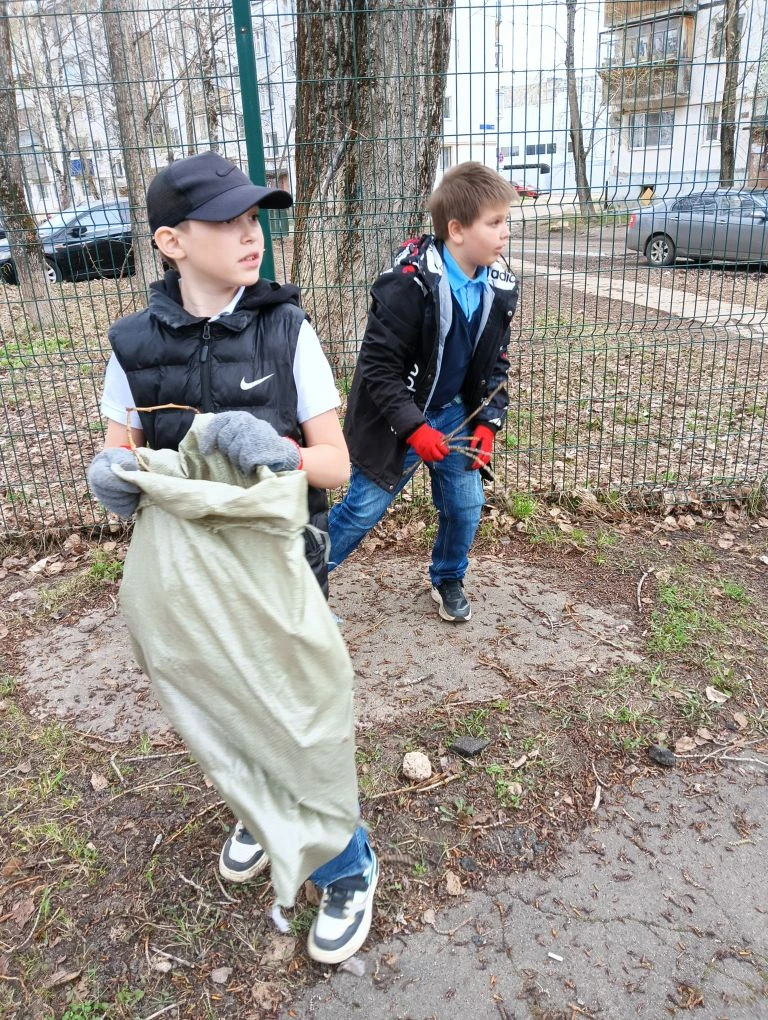 Ребята 3 "З" класса вместе с классным руководителем Инной Борисовной  дружно вышли на уборку террито