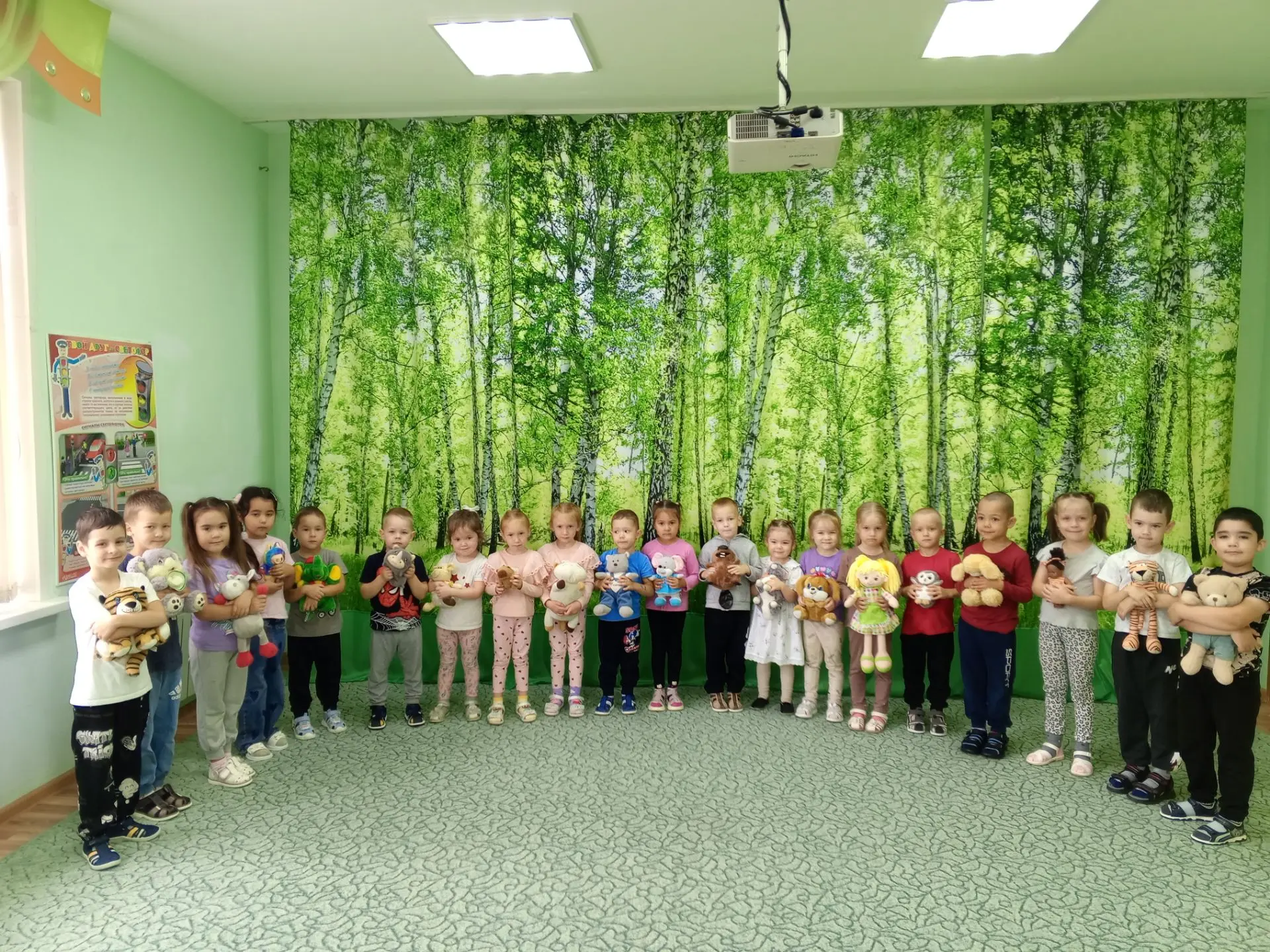 Иртән безнең бакча ишекләреннән балалар гына түгел, ә аларның иң якын дуслары-аюлар, ку...